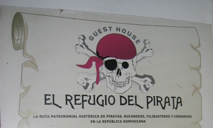 Hotel El Refugio Del Pirata sign