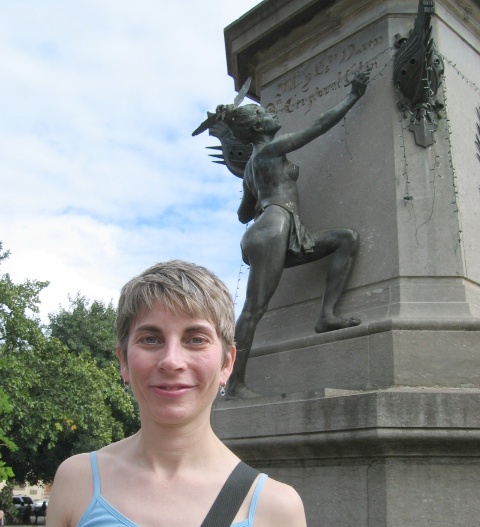 Lucinda next to a statue of Cristoval Colón (Christopher Columbus)