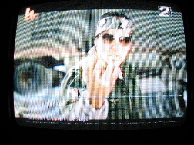 Daddy Yankee singing "Rompe" on HTV