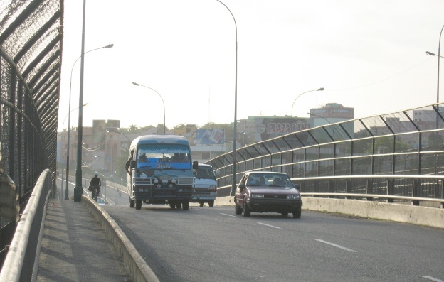 Traffic on Puente Juan Pablo Duarte